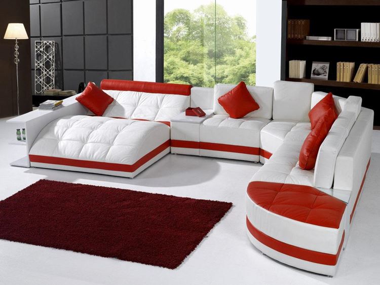 Белый диван в интерьере: большой кожаный диван с оранжевыми акцентами в гостиной 