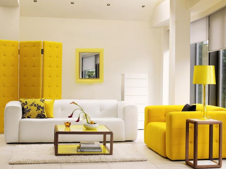 Белый диван в интерьере: гостиная с жёлтым креслом