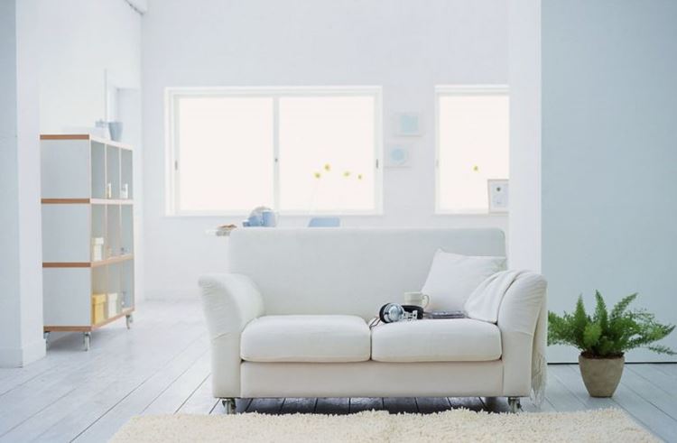 Белый диван в интерьере: комната в стиле "скандинавский минимализм" с двухместным белым диваном