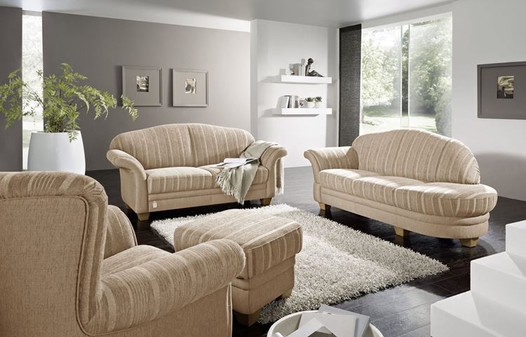 Бежевый диван в интерьере: мягкая мебель в полоску в серой гостиной