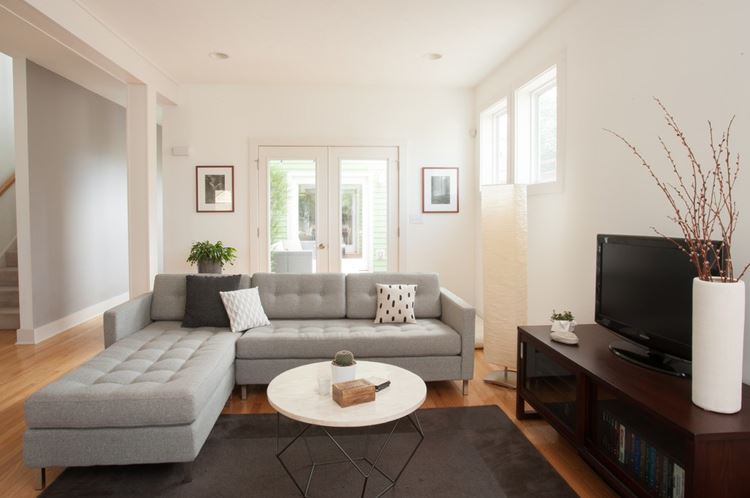 Бежевый диван в интерьере: просторная минималистичная гостиная 