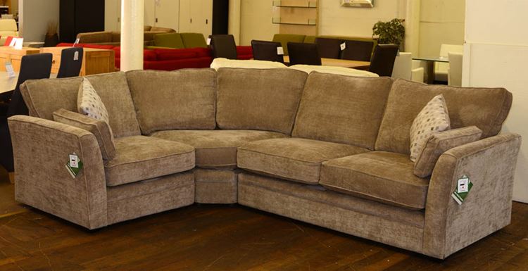 Бежевый диван в интерьере: светло-коричневый вельветовый угловой 