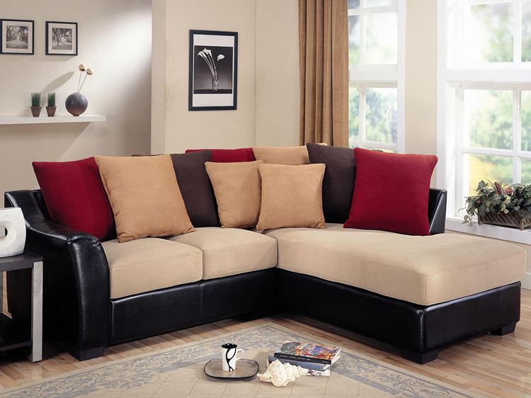 Бежевый диван в интерьере: черная кожаная основа, бордовые и бежевые подушки