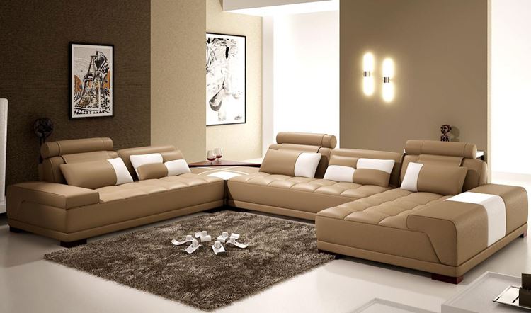 Бежевый диван в интерьере: кожаный низкий угловой в минималистичной современной гостиной