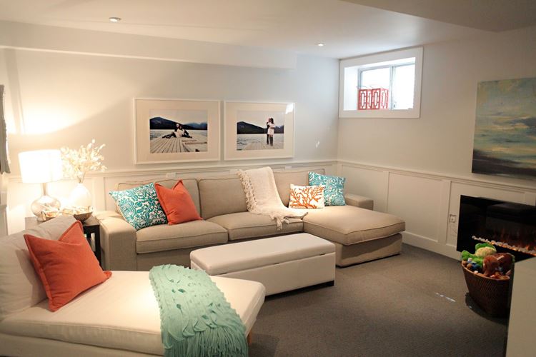 Бежевый диван в интерьере: светлая комната с и оранжевыми и бирюзовыми подушками