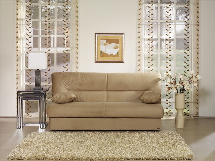 Бежевый диван в интерьере: минималистичный замшевый в бежевой гостиной