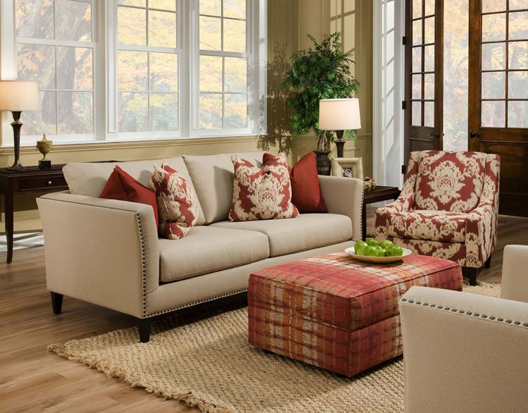 Бежевый диван в интерьере: гостиная с тёмно-красными акцентами в мебели