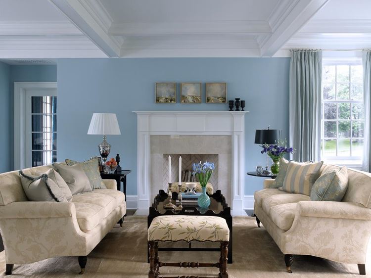 Бежевый диван в интерьере: светлая мебель в гостиной со светло-голубыми стенами