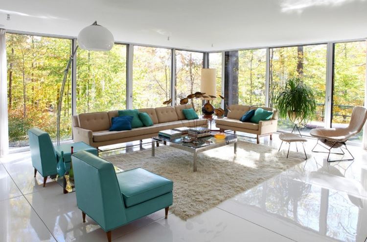 Бежевый диван в интерьере: гостиная с большими окнами с бежево-бирюзовой мебелью