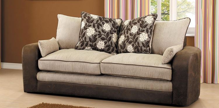 Бежевый диван в интерьере: двухцветный из замши с подушками