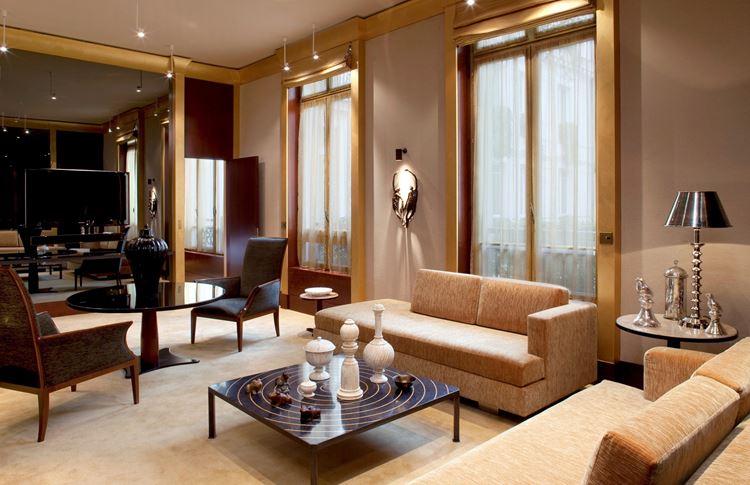 Бежевый диван в интерьере: luxury гостиная с вельветовыми диванами и мебелью из красного дерева