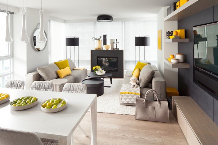 Бежевый диван в интерьере: деревянный интерьер с белыми стенами и желтыми подушками