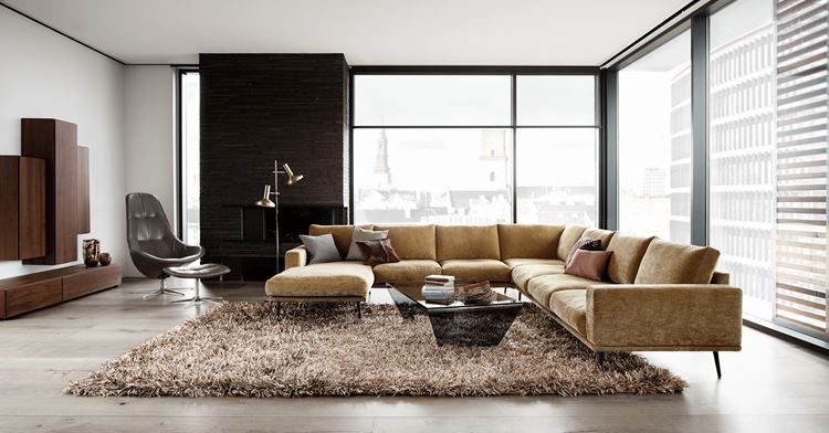 Бежевый диван в интерьере: вельветовый угловой в светлой минималистичной гостиной