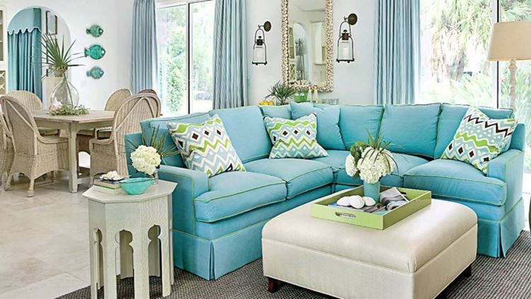 Бирюзовый диван в интерьере: угловой диван оттенка аквамарин в гостиной с бежево-голубыми оттенками