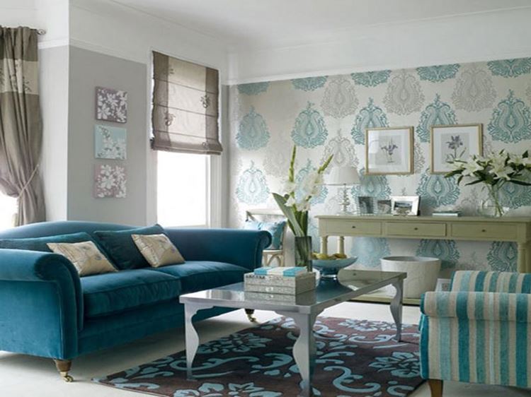 Бирюзовый диван в интерьере: гостиная в голубых тонах с узорчатыми обоями