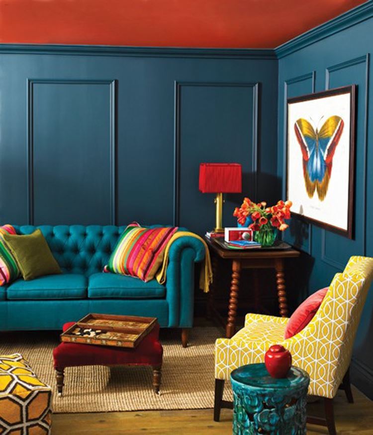 Бирюзовый диван в интерьере: диван-барокко, жёлтым креслом и оранжевым потолком