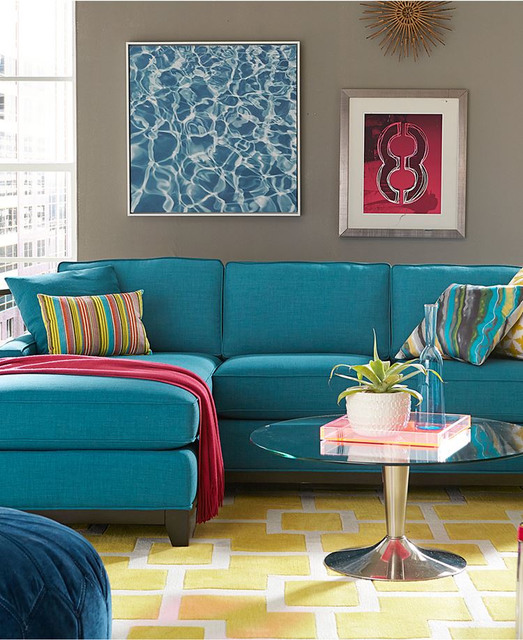 Бирюзовый диван в интерьере: мягкий угловой диван в комнате с бежевыми стенами и жёлтым полом