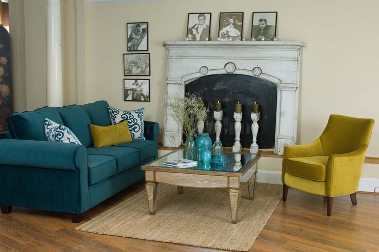 Бирюзовый диван в интерьере: горчично-жёлтое кресло в гостиной со стенами оттенка слоновой кости 