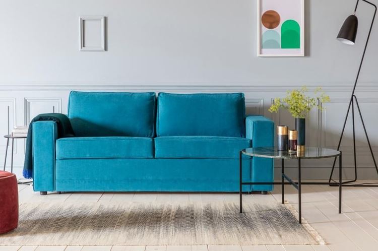 Бирюзовый диван в интерьере: яркий двухместный бархатный диван в гостиной со светло-серыми стенами