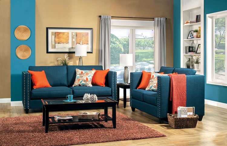 Бирюзовый диван в интерьере: стены мокка,  деревянный пол,  оранжевые подушки
