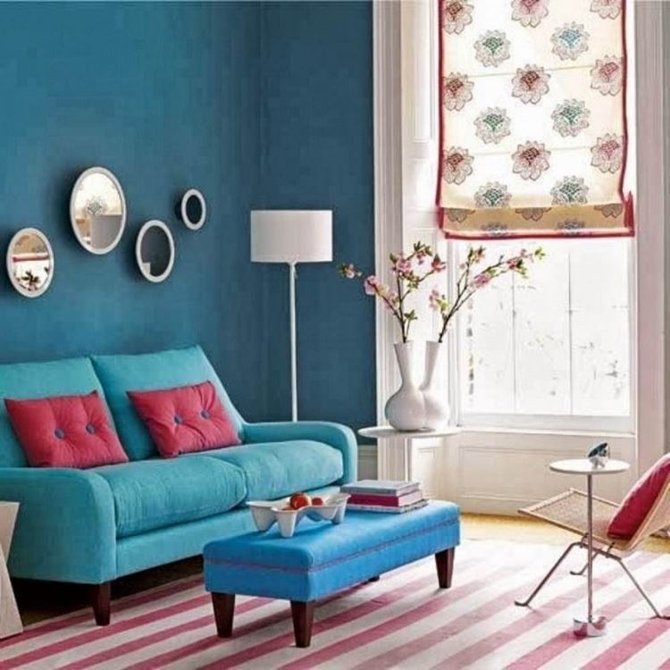 Бирюзовый диван в интерьере: розовые подушки, бирюзовые стены, голубой столик