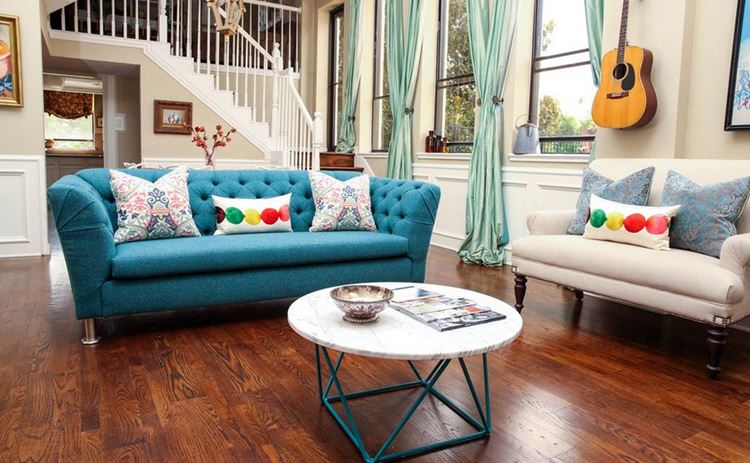 Бирюзовый диван в интерьере: гостиная с диваном-барокко, пола из тёмного дерева и мятными шторами