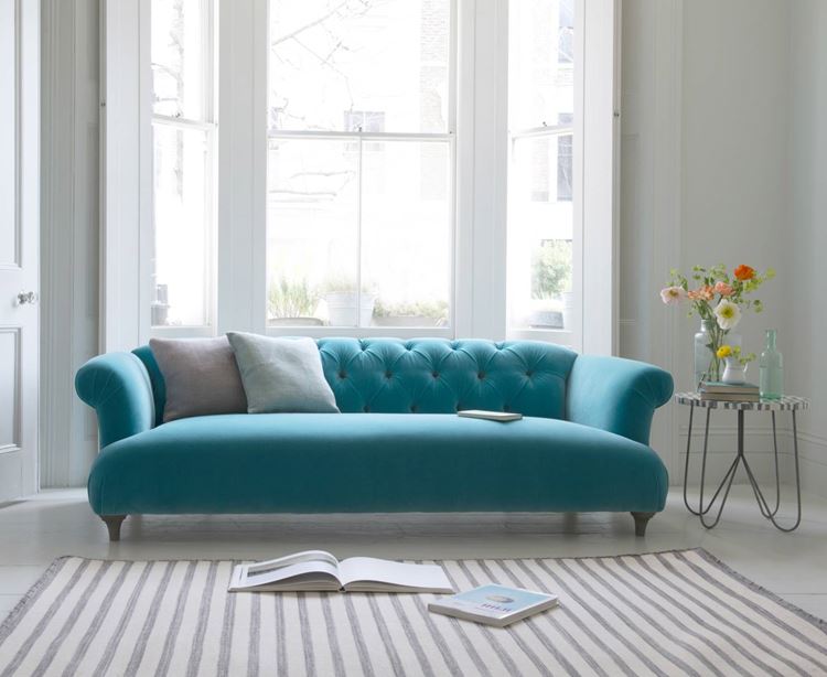 Бирюзовый диван в интерьере: диван в стиле барокко оттенка аквамарин в светло-серой комнате 