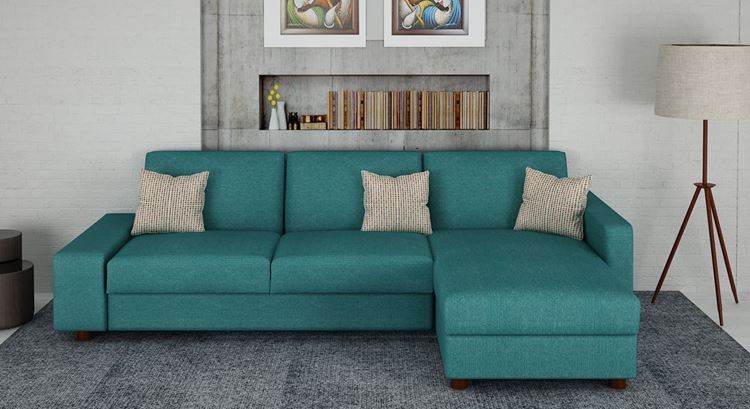 Бирюзовый диван в интерьере: диван оттенка морской волны со светлыми подушками в серой гостиной  