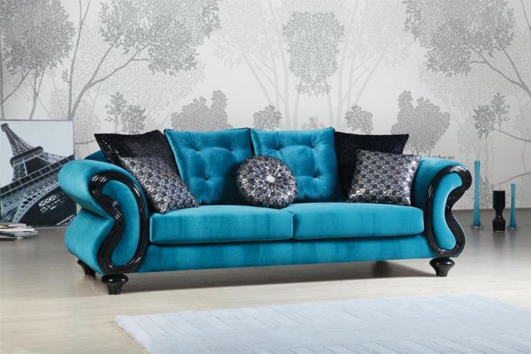 Бирюзовый диван в интерьере: сине-голубой бархатный с серебристыми и чёрными подушками