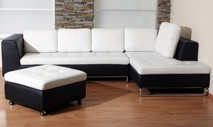 Белый диван в интерьере: чёрно-белый кожаный угловой в комнате с деревянным полом