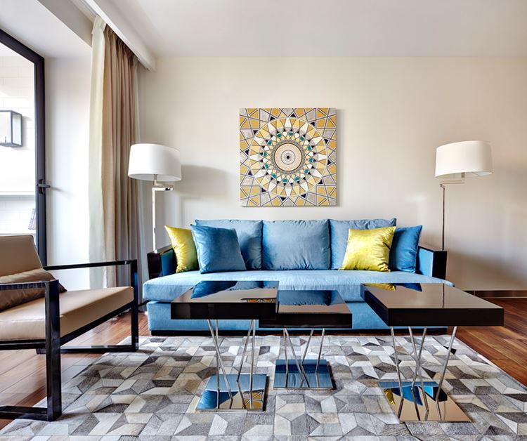 Голубой диван в интерьере: диван с жёлтыми подушками в гостиной со стенами оттенка слоновой кости 
