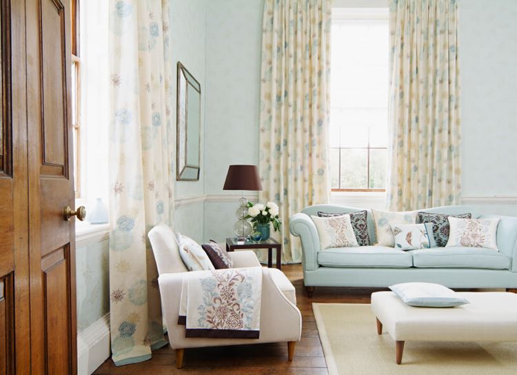 Голубой диван в интерьере: диван зефирного оттенка в гостиной с бледно-голубыми стенами 