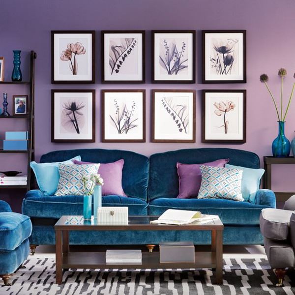 Голубой диван в интерьере: бархатный диван с подушками в гостиной с фиолетовыми стенами