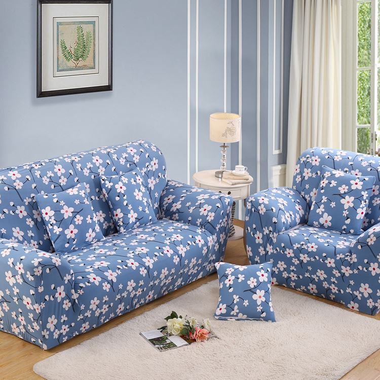 Голубой диван в интерьере: с цветочным принтом в гостиной с серо-голубыми стенами и бежевым ковром