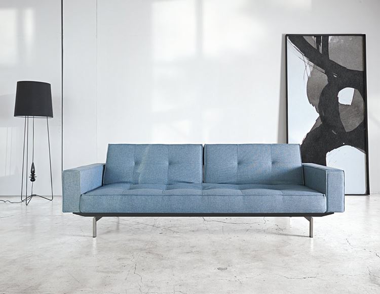 Голубой диван в интерьере: приглушённо голубой диван на металлических ножках в бело-серой комнате 