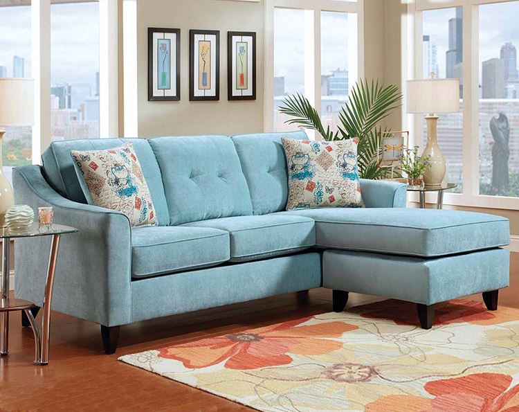 Голубой диван в интерьере: трёхместный диван в гостиной с кофейно-бежевыми стенами