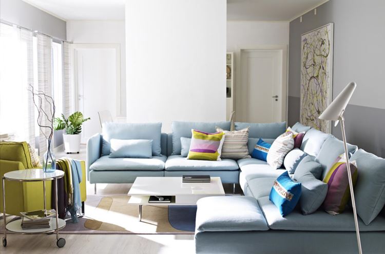 Голубой диван в интерьере: большой зефирно-голубой диван в гостиной с бело-серыми стенами