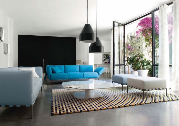 Голубой диван в интерьере: минималистичная гостиная с ярким и светлым пастельным голубыми диванами 