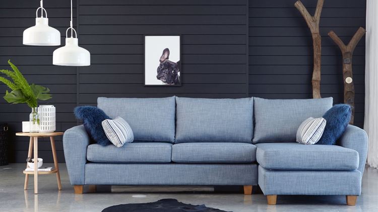Голубой диван в интерьере: джинсовый трёхместный диван в комнате с чёрной стеной