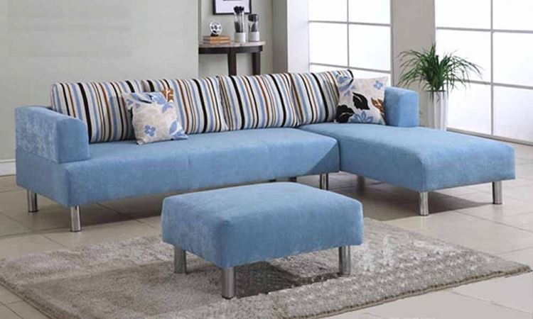 Голубой диван в интерьере: диван с полосатыми подушками в серо-бежевой гостиной