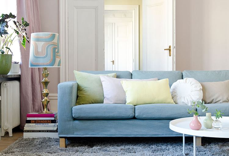 Голубой диван в интерьере: диван с подушками в гостиной в оттенках бежевого с розовыми шторами