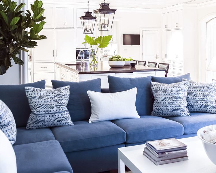 Голубой диван в интерьере: мягкий угловой диван с подушками в белой комнате 