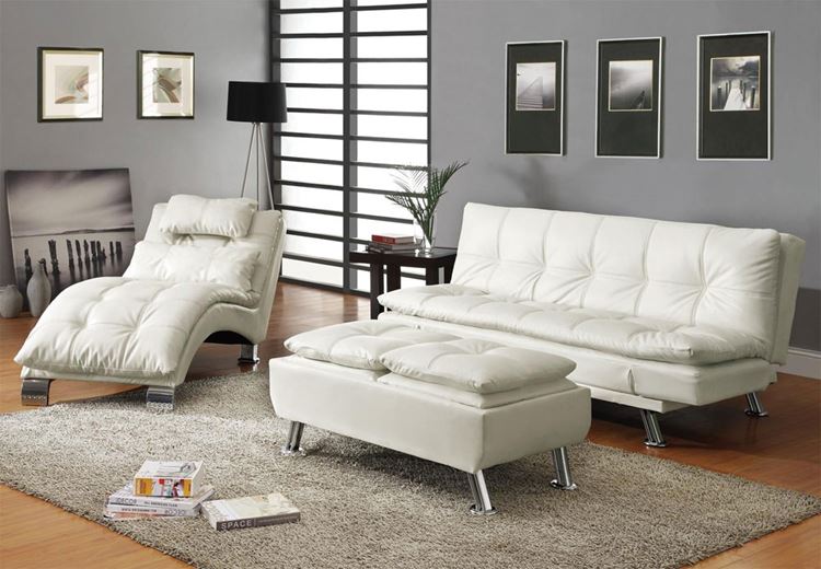 Белый диван в интерьере: гостиная с белой кожаной мебелью, серыми стенами и бежевым ковром