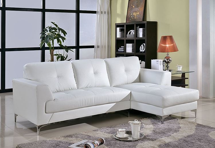 Белый диван в интерьере: трехместный угловой в гостиной с бледно-жёлтыми стенами и лиловым ковром