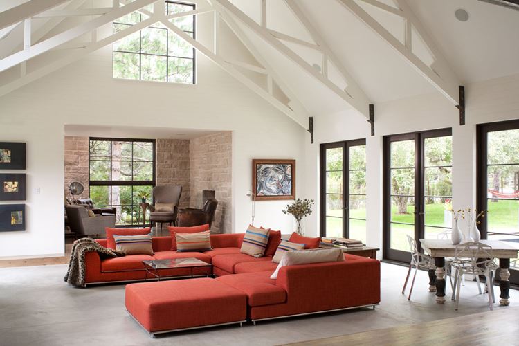 Оранжевый диван в интерьере: белая гостиная с большим угловым оранжевым диваном