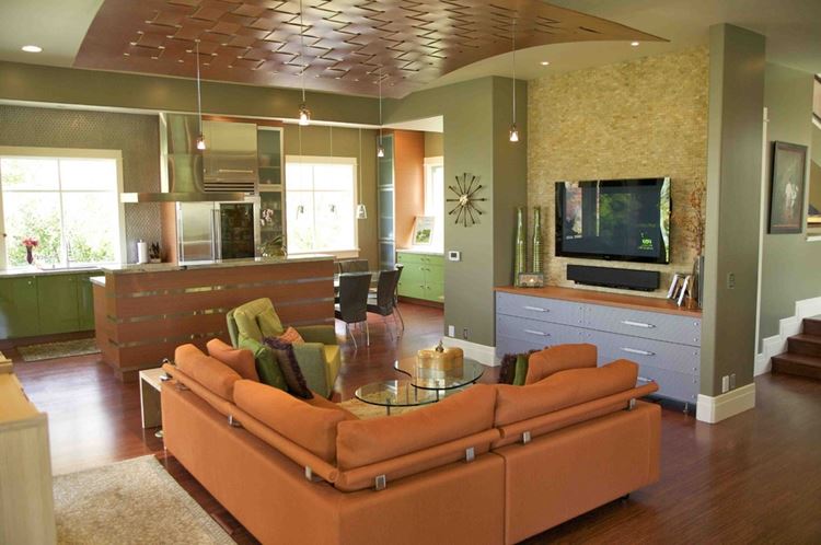 Оранжевый диван в интерьере: гостиная в тёпло-зелёных тонах с угловым диваном