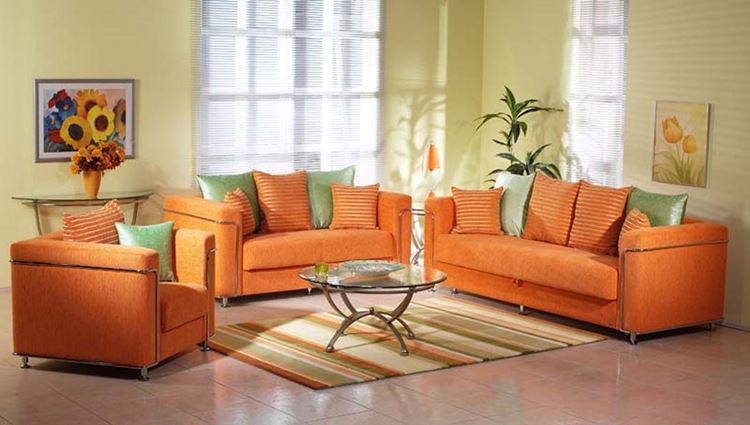 Оранжевый диван в интерьере: гостиная в жёлто-зелёных тонах с оранжевой мягкой мебелью