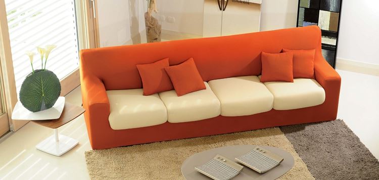 Оранжевый диван в интерьере: четырёхместный оранжево-белый диван с маленькими подушками
