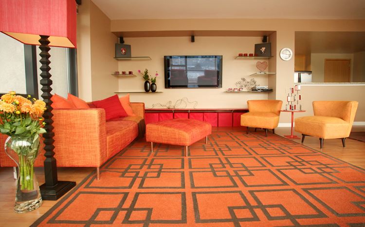 Оранжевый диван в интерьере: гостиная в персиково-оранжевых тонах