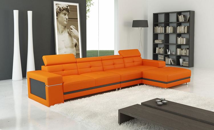 Оранжевый диван в интерьере: угловой оранжевый диван в серо-белой минималистичной гостиной